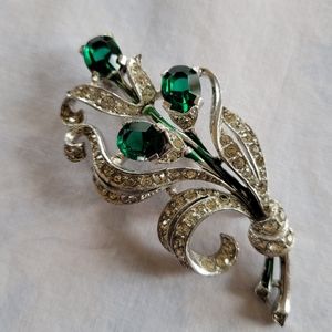 Emerald Green crystal and rhinestone Trifari brooch